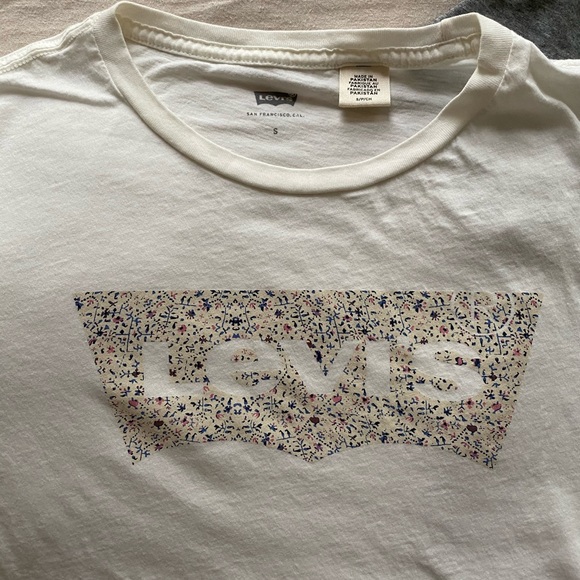SALE! Levi’s Graphic Tees - Picture 2 of 4